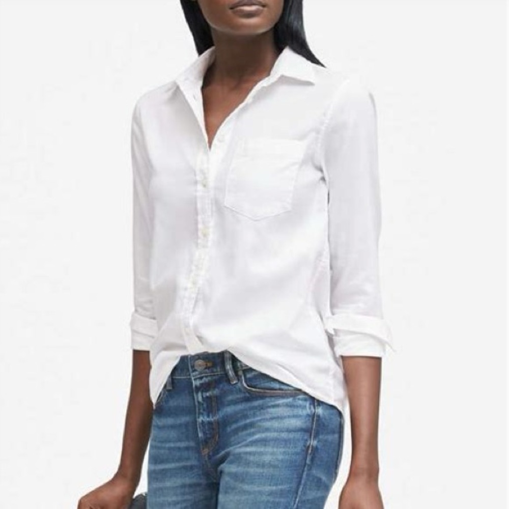 Crisp collared white button down shirt Women’s S